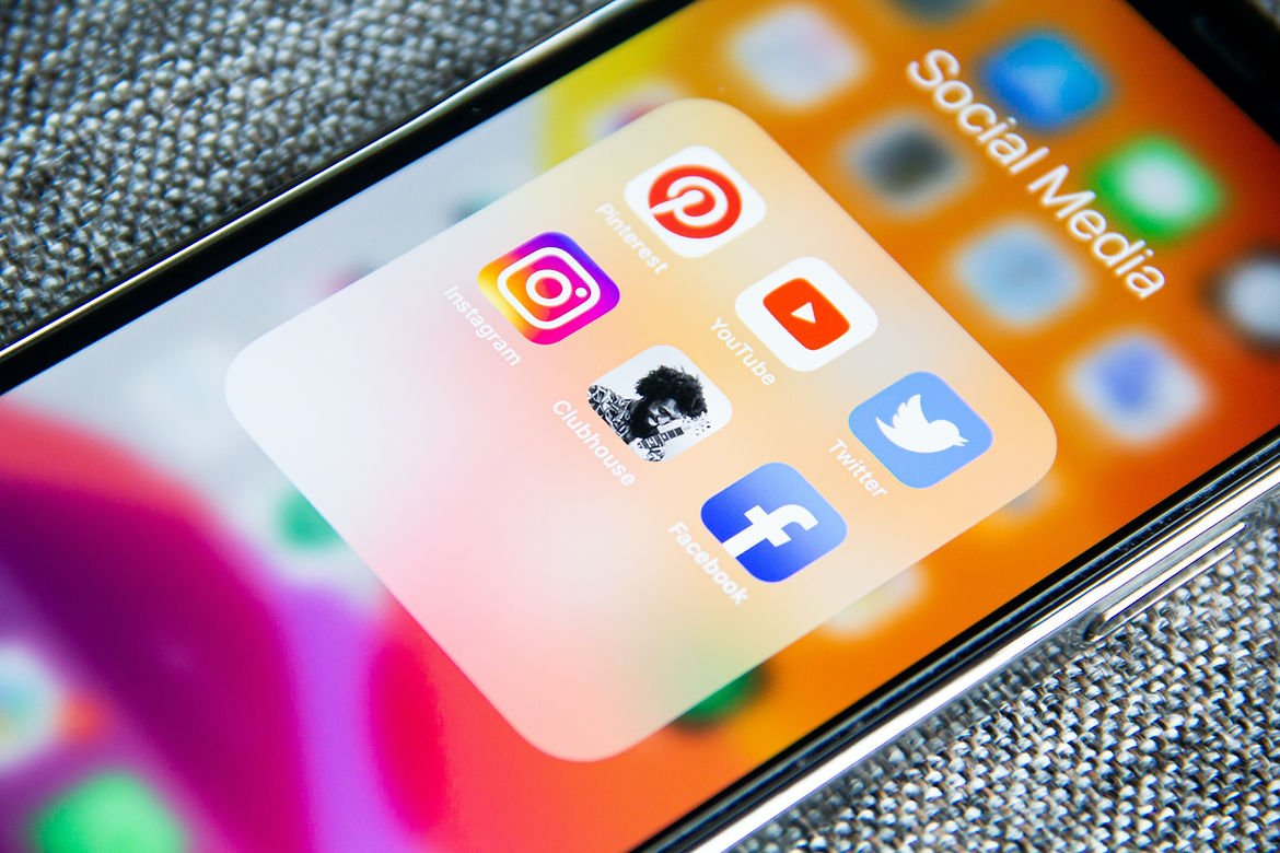 Pantalla movil con iconos de redes sociales